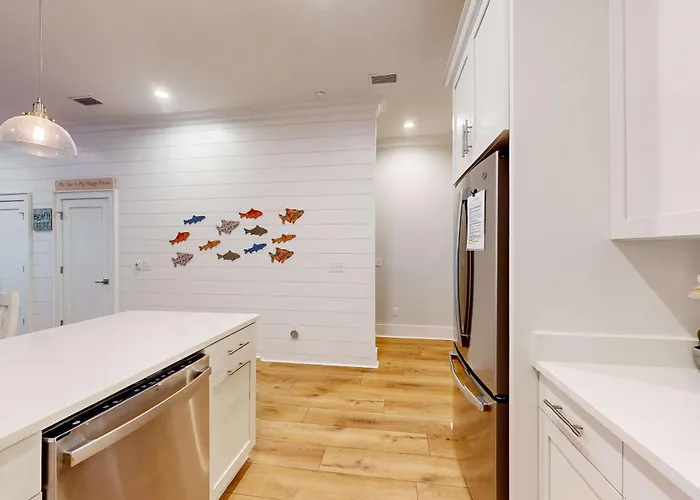 New Near The With On-site Pool Hot Tub Private Balcony & W&d