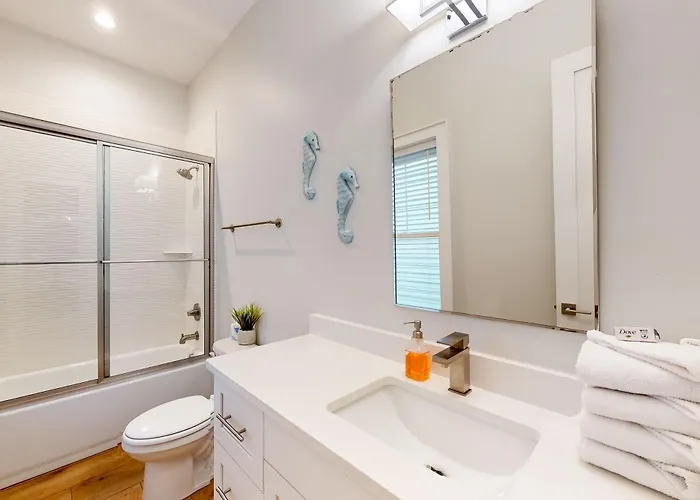 Holiday home New Near The With On-site Pool Hot Tub Private Balcony & W&d *