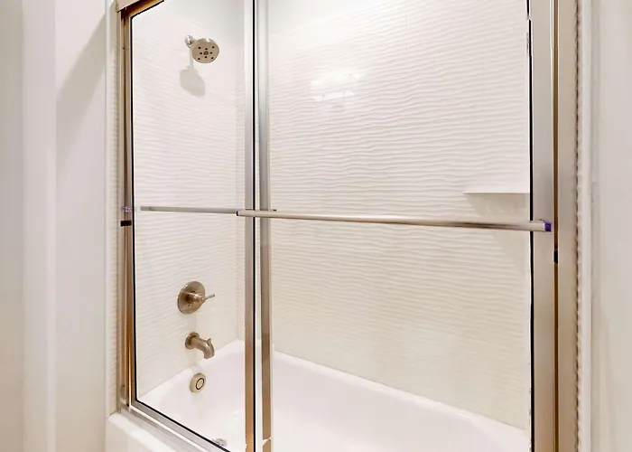 New Near The With On-site Pool Hot Tub Private Balcony & W&d