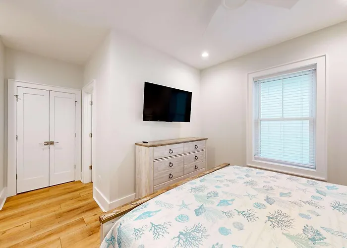 Holiday home New Near The With On-site Pool Hot Tub Private Balcony & W&d