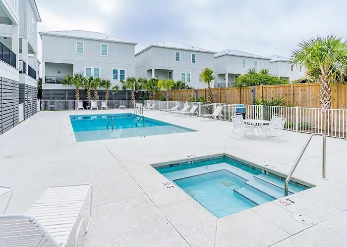 New Near The With On-site Pool Hot Tub Private Balcony & W&d *